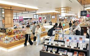 グランドオープンから半年となったCoCoLo新潟=10月30日、新潟市中央区