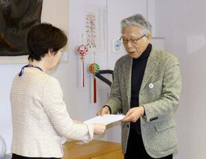 野島晶子副市長(左)に要望書を手渡す「さわさわ会」の齋藤正行会長=22日、新潟市役所