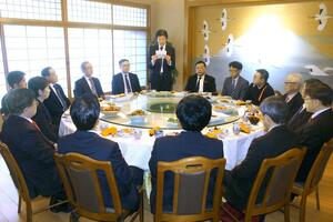 ハルビンの日本料理店で開かれた県訪問団の歓迎会。日中関係の悪化は店の経営に影を落とし、訪日客減少も懸念される=1月16日、中国・ハルビン市