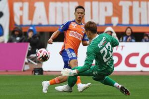 前半、ＦＷ小野裕二がゴールを狙う＝１１月３０日、デンカビッグスワン