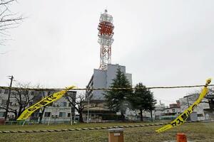 　一部に損傷が見つかった「ＮＴＴ青森八戸ビル」の屋上に設置された鉄塔＝１１日、青森県八戸市
