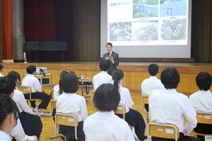 核兵器と平和をテーマに講演する前広島県知事の湯崎英彦さん＝２５日、津南町下船渡
