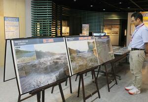 濁流が押し寄せる大河津分水路の写真などが並ぶ特別展=燕市五千石