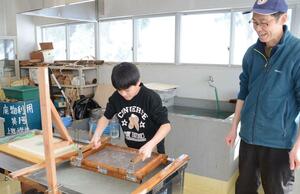 卒業証書用の和紙をすく上郷小学校6年生=津南町上郷宮野原