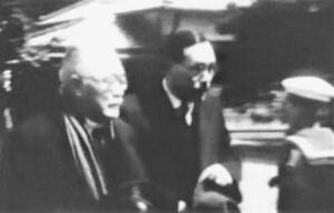 映像「後藤伯の霊棺帰還」の中で、歩く新渡戸稲造(左、後藤新平記念館提供)
