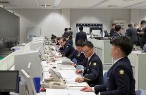 報道機関に公開された東海道・山陽新幹線の第2総合指令所=6日午前、大阪市内