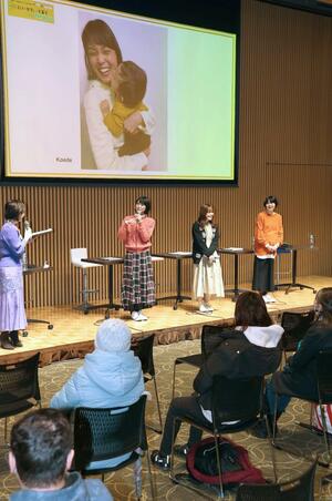 子育てのエピソードなどを語り合うNegiccoのメンバーら=3月3日、新潟市中央区