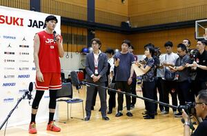 報道陣の取材に応じる、パリ五輪のバスケットボール男子日本代表候補の渡辺雄(左端)=29日、東京都内