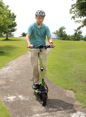 見附市が開いた電動キックボードの体験会=見附市今町1
