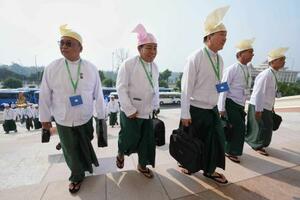 　２０日、ミャンマーの首都ネピドーで連邦議会に到着した議員ら（ＡＰ＝共同）