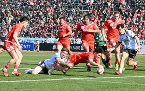 　神戸―ＢＲ東京　後半、トライを決める神戸の李承信。試合前には阪神大震災の犠牲者を悼み黙とうがささげられた＝神戸ユニバー