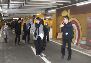 老朽化が著しい西堀地下施設を視察する、有識者会議の委員ら=2日、新潟市中央区