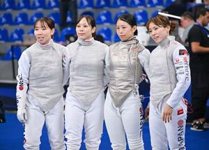 女子フルーレ団体2回戦に臨む日本。(左から)上野優佳、菊池小巻、辻すみれ、東晟良=トビリシ(共同)