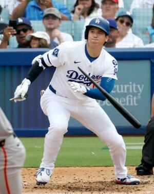 ジャイアンツ戦の6回、バットを折りながら右前打を放つドジャース・大谷=ロサンゼルス(共同)