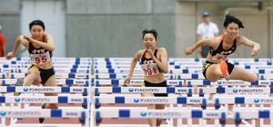 女子100メートル障害で表彰台を独占した十日町勢。右から優勝した池来実、3位の髙橋那奈依、2位の山賀凪=デンカビッグスワン(写真映像部・新井田悠)