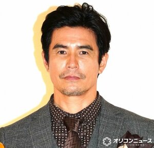 ウィスキーで乾杯した伊藤英明 (C)ORICON NewS inc.