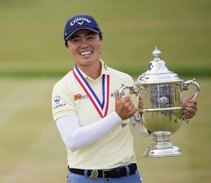 ゴルフの全米女子オープン選手権で優勝し、トロフィーを手にする笹生優花。日本勢初のメジャー通算2勝目を挙げた=6月2日、米ペンシルベニア州のランカスターCC(AP=共同)