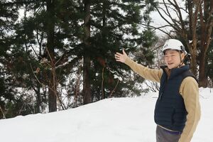 伐採する林について説明するフォレストフォークスの桜井隆志社長=南魚沼市五箇