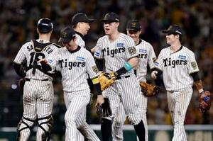プロ野球セ・リーグのCSファイナルステージ第3戦でDeNAに勝利し、日本シリーズ進出を決め笑顔の佐藤輝(右から3人目)ら阪神ナイン=17日、甲子園球場