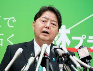 記者会見で、自民党総裁選への立候補を正式表明する林官房長官=18日午後、国会