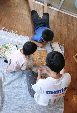 関東地方の児童養護施設で職員として働く知的障害がある男性(手前)=9月