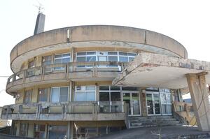 ユニークな円形のデザインが特徴的な春秋会館＝上越市本城町