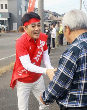 新たに3区となった新潟市秋葉区での勝利を重視した黒岩宇洋。選挙戦最終日も有権者に支持を訴えて回った=10月26日
