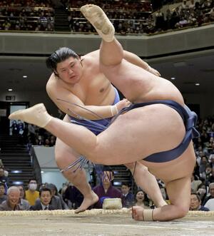 大の里(奥)が引き落としで玉鷲を破る=両国国技館