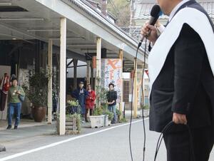 市民に支持を呼びかける佐渡市議選の候補者=佐渡市内(画像の一部を加工しています)