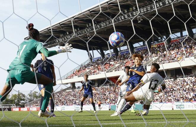 日本－ガーナ　後半、チーム２点目のゴールを決める浜野（右から２人目）。ＧＫコンラン＝金沢ゴーゴーカレースタジアム