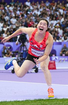 女子やり投げ予選　６２メートル５８をマークした北口榛花の１投目。決勝進出を決めた＝パリ郊外（共同）