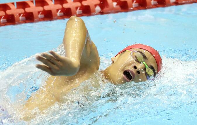 男子４００メートル自由形　優勝した岩﨑晴（日本文理）＝１７日、長岡市のダイエープロビスフェニックスプール