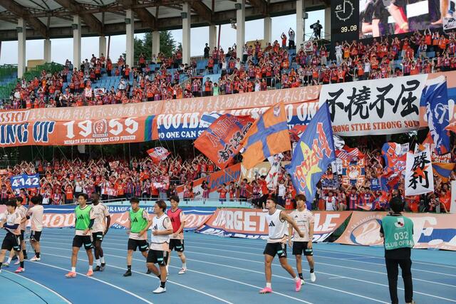 川崎－新潟　サポーターから大きな声援を受ける新潟の選手たち＝Ｕ等々力