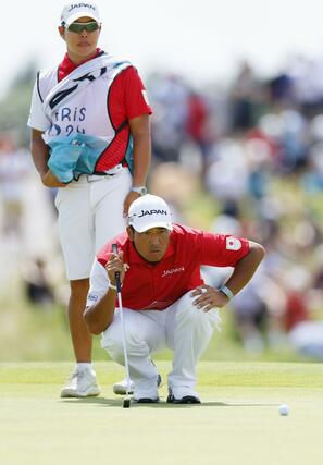 男子　最終ラウンド、１０番でラインを読む松山英樹＝パリ郊外（共同）