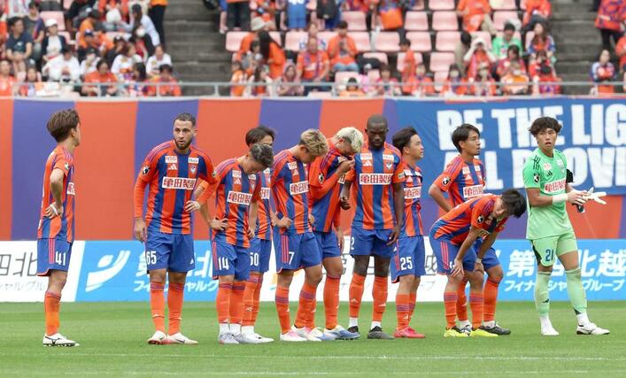 新潟-岡山 引き分けに終わり、整列する新潟の選手たち=ビッグスワン