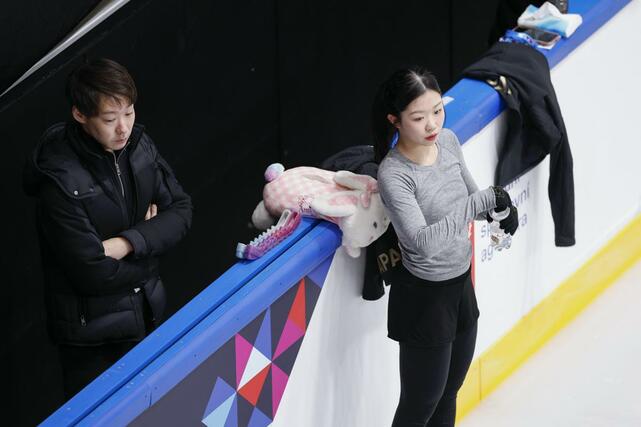 公式練習に臨む中井亜美。左は中庭健介コーチ＝プラハ（共同）