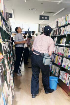 雨漏りを確認する職員ら=10日、新潟市中央区のくまざわ書店CoCoLo新潟店