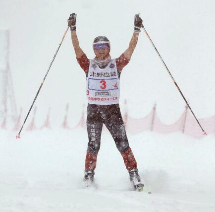 女子リレー　２位でゴールし拳をあげて喜ぶアンカーの小林由奈
