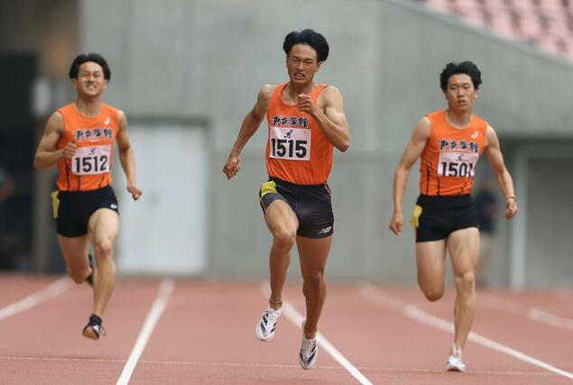 男子200メートルで表彰台を独占した東京学館勢。優勝した佐藤克樹(中央)、2位の塩谷友陽(右)、3位の三浦朋来(左)=デンカビッグスワン(写真映像部・大橋奎介)