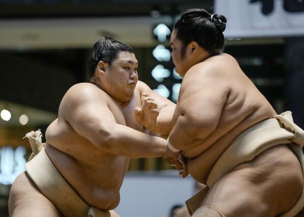 二所ノ関一門の連合稽古で、汗を流す大の里（左）と琴桜＝大阪市北区のグランフロント大阪