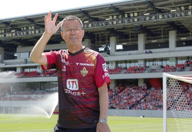 試合前のセレモニーであいさつする柳下正明さん＝金沢ゴーゴーカレースタジアム