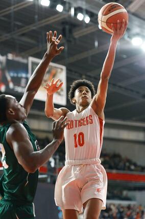 男子１回戦　開志国際－高山西（岐阜）　第４クオーター、開志国際のキング太がレイアップシュートを決めて６６－４３＝１２月２３日、東京都渋谷区千駄ケ谷１の東京体育館