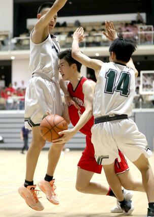 男子決勝トーナメント１回戦　実践学園－本丸　第４クオーター、激しい守備に苦しむ本丸の関口翔眞＝アオーレ長岡