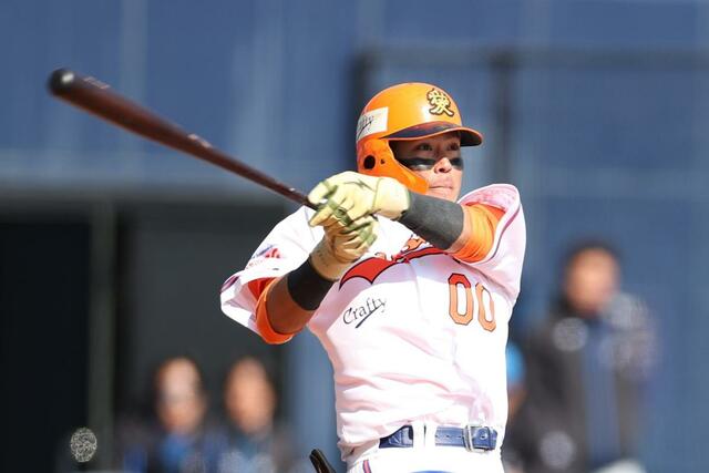 ３回１死、知念大成が右前打を放つ＝３月２３日、エコスタ