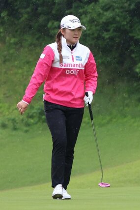 11位の石井理緒。第10ホールでバーディーがかかったパットを外す=長岡市ヨネックスカントリークラブ