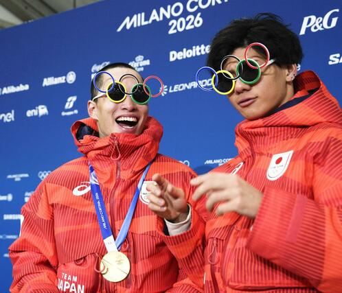 男子ビッグエアで金メダルを獲得し、おどける木村葵来（左）と銀メダルの木俣椋真＝リビーニョ（共同）