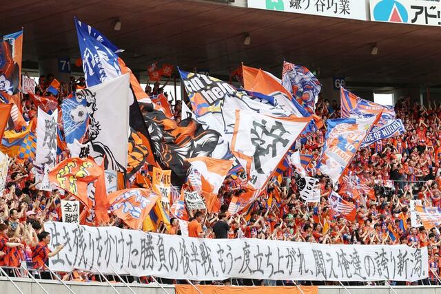 試合前、声援を送る新潟サポーター＝ビッグスワン