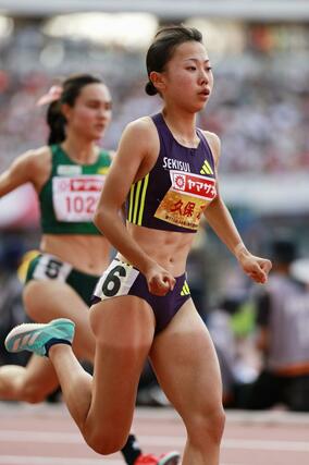 女子８００メートル決勝　力走する久保凜＝パロマ瑞穂スタジアム