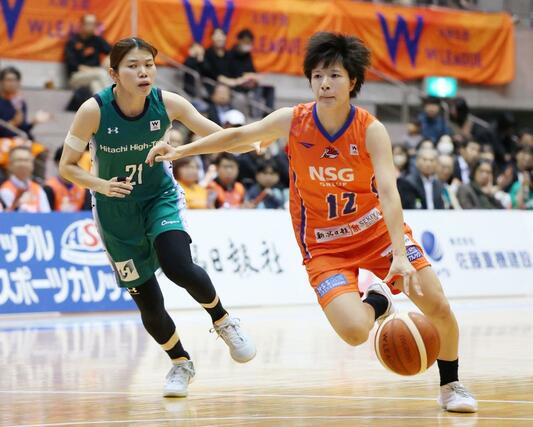 新潟－日立ハイテク　第１クオーター、ドライブを仕掛ける金沢みどり＝鳥屋野総合体育館