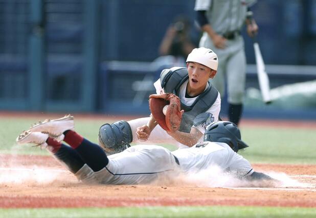 関根学園－六日町　１回関根学園１死三塁、谷島優輝の犠飛で３走片桐優が生還し４－０。捕手古藤友梧＝エコスタ
